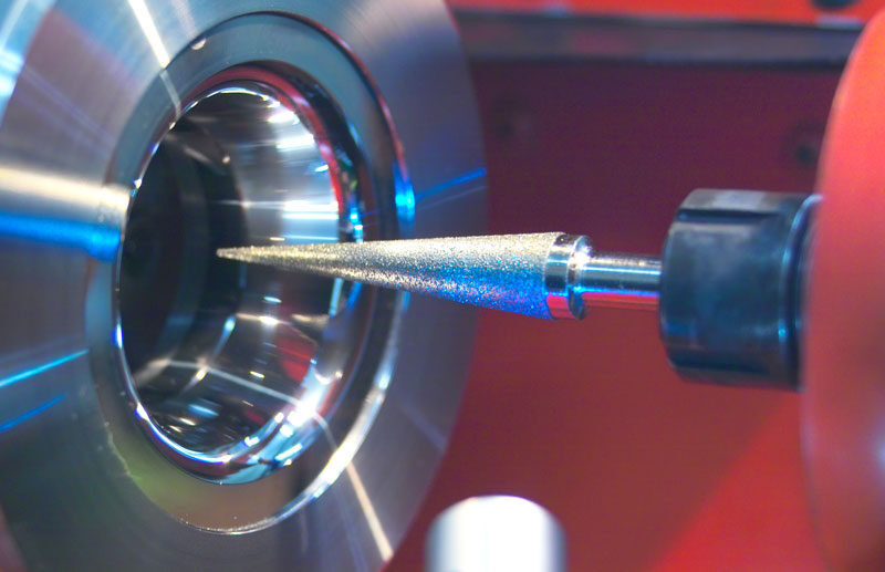 Schleifen eines Hartmetall-Ziehsteins mit Diamant-Schleifstift auf der Innenrundschleifmaschine