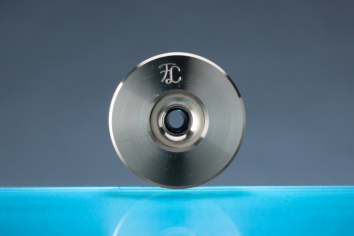 Hartmetall-Ziehstein mit FL-Gravur auf spiegelnder Fläche